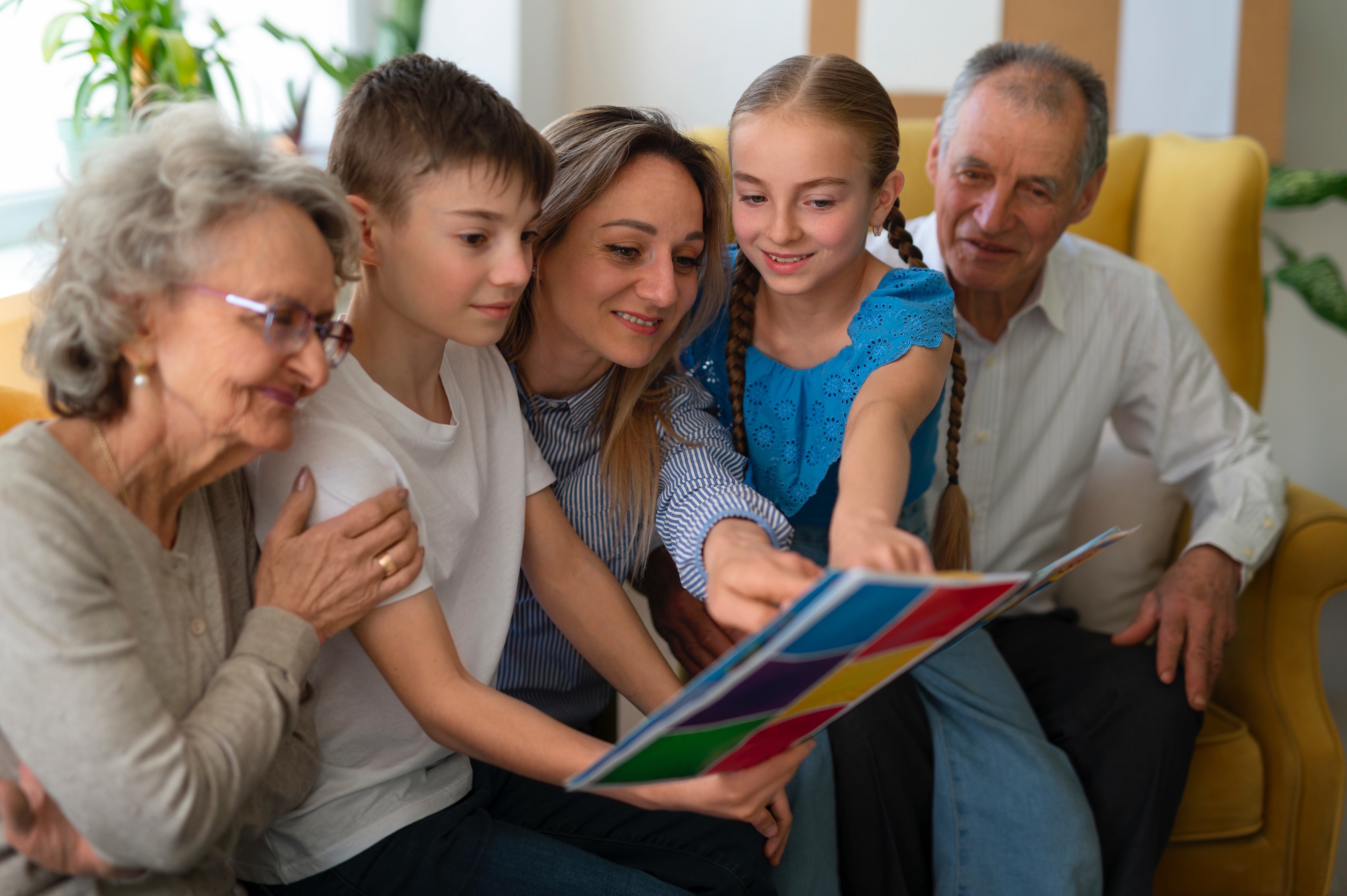 Família reunida lendo informações de saúde - USF Bem Viver